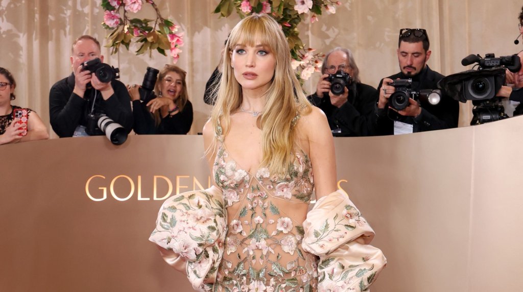 Дръзката Дженифър Лорънс се появи в прозираща флорална рокля на Givenchy, която съответстваше на декора на червения килим.
