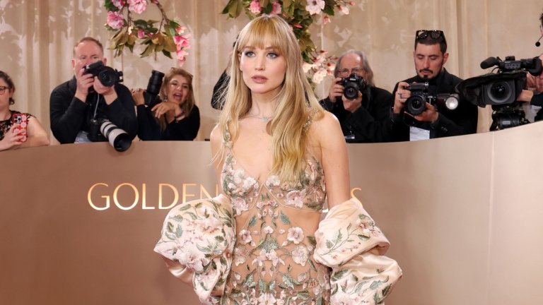 Дръзката Дженифър Лорънс се появи в прозираща флорална рокля на Givenchy, която съответстваше на декора на червения килим.