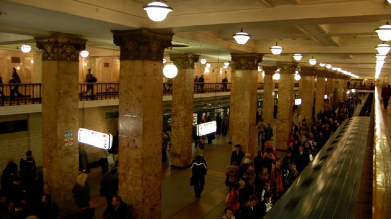 Два взрива избухнаха на Велики понеделник на две централни станции в московския метрополитен...