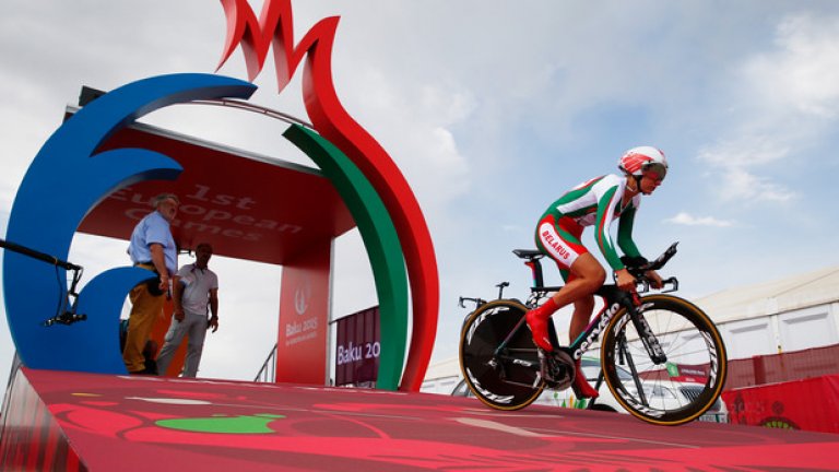 Колоездачните стартове са от подиум, също в ярките цветове на игрите. Целият град е в тях между 12 и 28 юни, когато върви надпреварата.