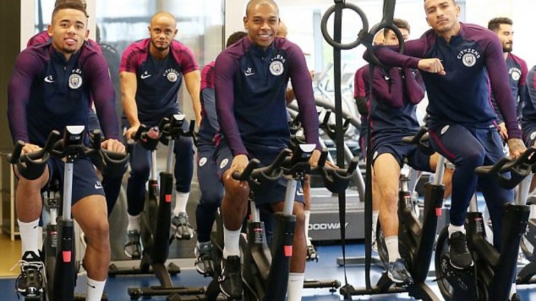 2. Сприятеляване на играчите. Мениджърът често организира вечери в ресторанти, на които присъстват всички футболисти. В отбора няма малки групички и играчите са идеално сработени. Освен това звездите в тима с удоволствие закусват всяка сутрин на тренировъчната база, като идеята е не само да се следи режимът им на хранене, но и да прекарват време заедно.