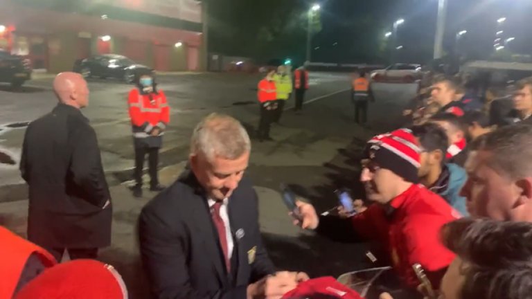 Оле остана на стадиона да дава автографи и да се снима с фенове след погрома