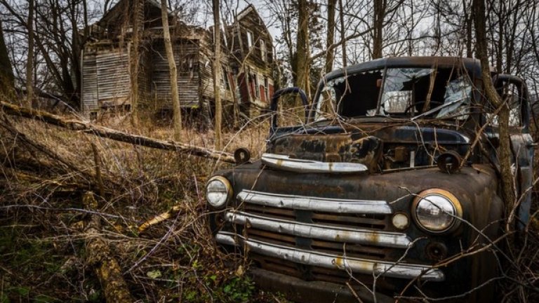 В тази изоставена територия край Сенека Лейк, Ню Йорк много собственици зарязват старите си и ненужни коли