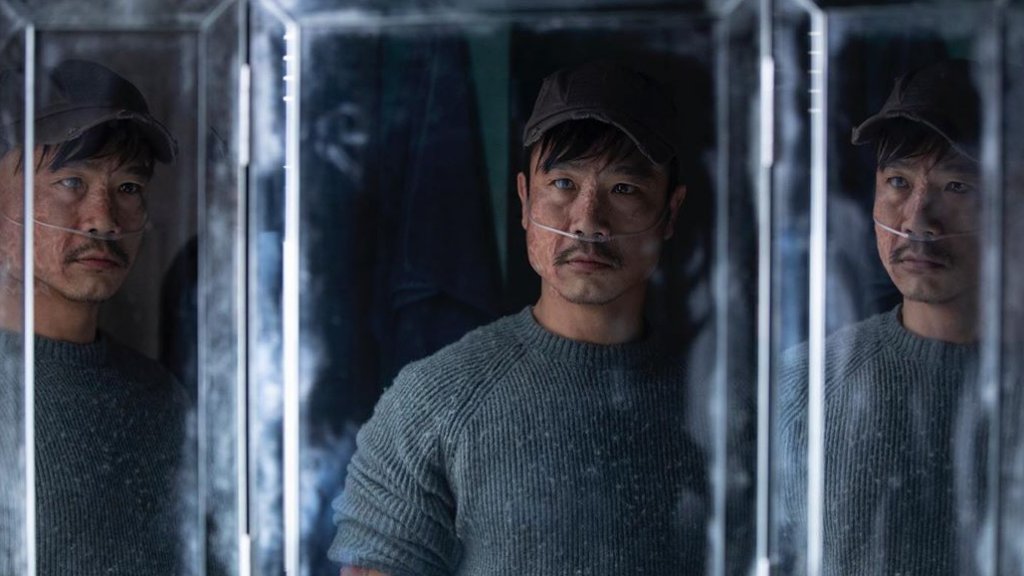 Monsterland (Hulu) - 2 октомври Hulu продължава да подсилва списъка си с антологии с тази нова колекция, базирана върху книгата на Нейтън Балингруд North America Lake Monsters: Stories. Създател и сценарист на сериала е Мери Лоус (позната от Неоновият демон, Preacher, Succession). Актьорите са цял ансамбъл: от Кейтлин Дивър през Джонатан Тъкър, Чарли Тахан, Никол Бехари, Хамиш Линклейтър, Маркис Родригес, Бил Камп, Адриа Архона, Кели Мари Тран, Майк Колтър и Тейлър Шилинг. Всеки епизод съответно разказва съвсем самостоятелна история, свързана с мистика, чудовища и свръхестествени явления, при това в различен град и в навечерието на Хелоуин. Spooky.