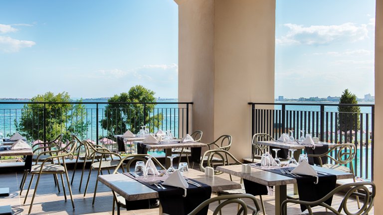 Терасата на основния ресторант, която дава прекрасна гледка към морето, докато хапваш.