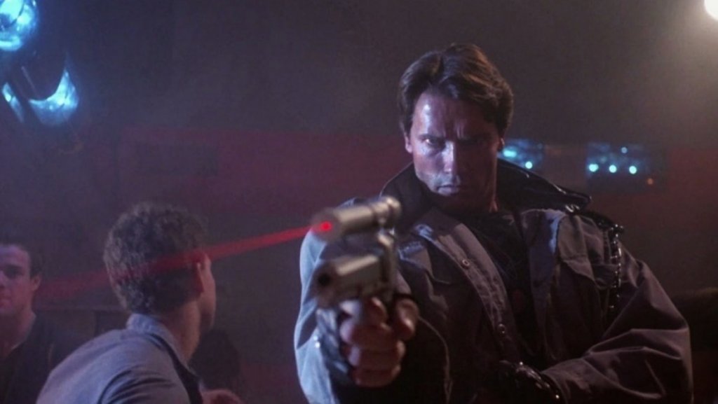 Т-800, "Терминатор" (1984 г.)
Едва ли има по-легендарен робот убиец от Т-800, изигран от Арнолд Шварценегер в първия "Терминатор". Филмът разказва за бъдеще, в което изкуственият интелект "Скайнет" е преценил, че човечеството е заплаха. Поради това е започнал масов геноцид с помощта на роботи убийци от всякакъв вид и размери. Един от най-ефективните видове са терминаторите - метални скелети, покрити с човешка плът. Един такъв е изпратен в миналото - през 80-те, за да убие майката на бъдещия герой на човешката съпротива, преди тя още да го е родила. Шварценегер е перфектен в ролята на вдървена машина, опитваща се да прилича на човек, която пуска кратки и запомнящи се реплики и не може да бъде спряна от почти нищо (освен от една разбесняла се блондинка, както се оказва).
Следващите филми от поредицата превърнаха Т-800 Model 101 (т.е. моделът, който има визията на Арни) в добрия герой, но за сметка на това ни дадоха и други интересни интерпретации по темата за роботи убийци. Ненадминат май ще си остане Т-1000 (Робърт Патрик) от "Терминатор 2", който е създаден от течен метал и може да приема всякаква форма, да копира всяко лице и да превръща всеки свой крайник в оръжие.
