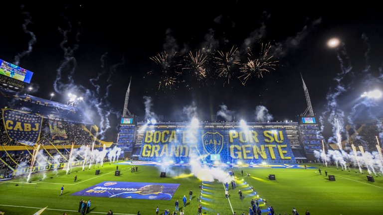 Красивата игра: Кавани с екипа на Бока Хуниорс и 10-ката на Марадона