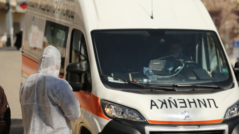 Според разказа им детето и по-голямото му братче си играели в двора на къщата им, палейки найлони и пластмасови бутилки