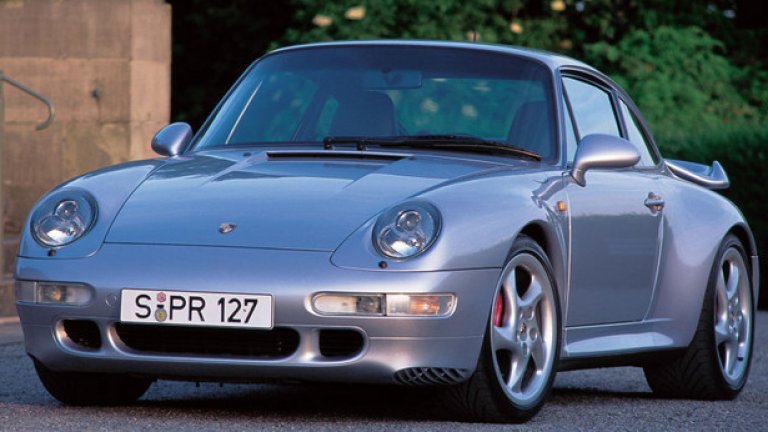 993 Turbo (1995)
Това е първият сериен модел на Porsche с две турбини, както и с постоянно задвижване на четирите колела. Мощността е вече 400 конски сили, идващи от 3,6-литровия мотор, а много специалисти сравняват този модел с легендата 959.