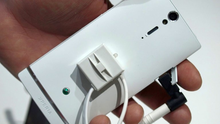 Xperia™ S - Бялата версия, последни бройки с логото на SonyEricsson. Каква ли сантиментална стойност ще имат след време?