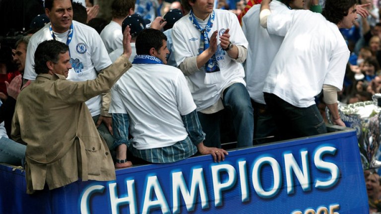 Жозе Моуриньо на открития автобус на победата, яхнат след титлата от 2005 г. 10 години по-късно Специалния е фаворит отново да вдигне короната.