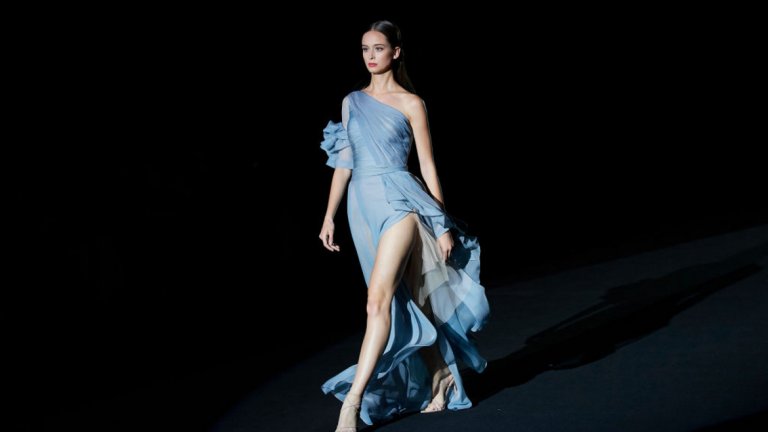 Достъпният оттенък придава комфорт и лекотa. Освен това би изглеждал много шик, комбиниран със смели и живи цветове.
Рокля на Hannibal Laguna, представена на Седмицата на модата на Mercedes-Benz през юли 2019 г. в Мадрид.