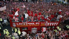 Снимката е от радостта в града след спечелването на Шампионската лига през 2005 г.