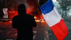 Стотици хиляди излязоха по улиците, а сблъсъците с полицията обхванаха редица градове.