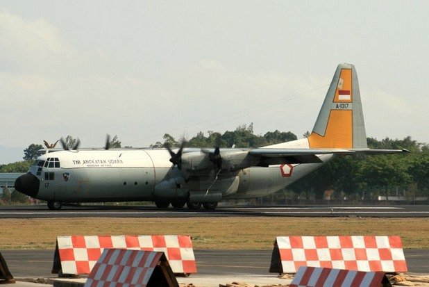 C-130H в Индонезия - 135 загинали

На 5 октомври 1991-ва военно-транспортен самолет C-130H-30 Hercules от състава на индонезийските ВВС излита от Джакарта. На борда му има 12 души екипаж и 122 индонезийски военни, които се връщат от празненства в столицата на страната.

Малко след излитането два от двигателите на машината се запалват и тя пада върху сграда само на 3 км от летището. Като по чудо един от намиращите се на борда оцелява, но други двама души намиращи се на земята загиват.