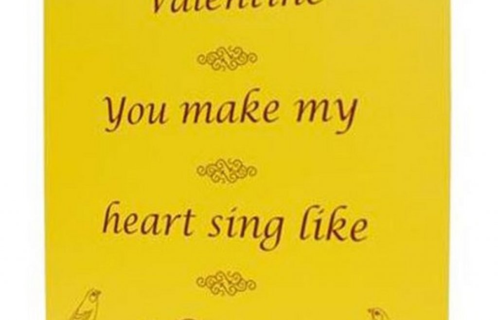 Картичка, правена с любов и английско чувство за хумор.
"Караш ме да пея като канарче", пише. Прякорът на Норич - "канарчетата".