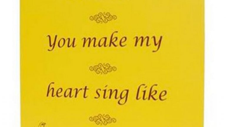 Картичка, правена с любов и английско чувство за хумор.
"Караш ме да пея като канарче", пише. Прякорът на Норич - "канарчетата".