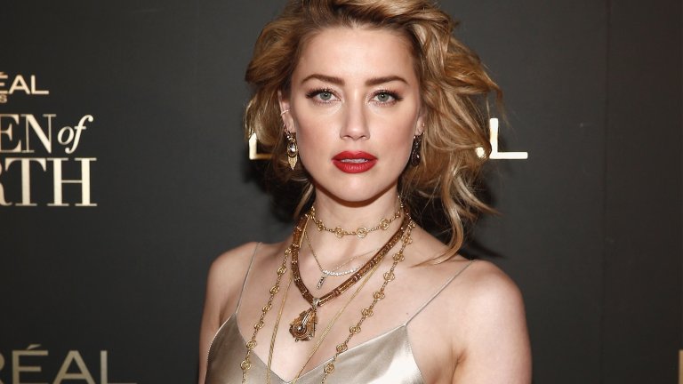 Хърд всъщност е бунтарка от малка или по-точно – от тийнейджърските си години. Още на 16 години тя решава, че гимназиалният живот не е за нея и прекъсва обучението си, което кара в католическо училище в Остин, щата Тексас. Амбър успява някак си да завърши средното си образование с домашно обучение, но очевидно силата ѝ не е в науките. На 17 години тя окончателно се отказва от ученето и заминава за Ню Йорк, за да преследва голямата си мечта да е актриса.