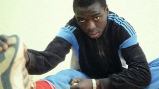 Сиди Каба - наричат го Килиан Мбапе на своето време, но след катастрофата, в която загиват двама от най-добрите му приятели, никога повече не може да се концентрира върху футбола и води скитнически живот, изпълнен с всякакви зависимости и мизерия.