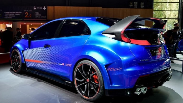Honda Civic Type R
Honda полага сериозни усилия, за да върне на Civic Type R някогашният култов статут, който в последните години беше леко запуснат. И сега на сцената излиза 2-литровият турбо мотор на Type R, като според японците, това е най-добрият двигател за Type R, създаван някога.
„Honda предлага четири версии на свои модели, носещи означението Type R – Civic, Integra, Accord и NSX – обясни лидерът на проекта Civic Type R Суехиро Хаши. – Двигателят, който получава Civic е недостижим що се отнася до мощност, въртящ момент и реакция при подаване на газ.”
При създаването на Civic Type R инженерите са обърнали специално внимание на „правоверните” фенове – 6-степенна механична трансмисия, бутон +R на волана, който активира система, подобна на „натисни, за да изпревариш” и т.н. Автомобилът ще е на европейския пазар през 2015 година.