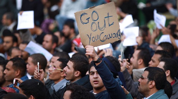 Снимка от началото на годината, когато протестите в Египет доведоха до падането от власт на управлявалия в продължение на три десетилетия президент Хосни Мубарак