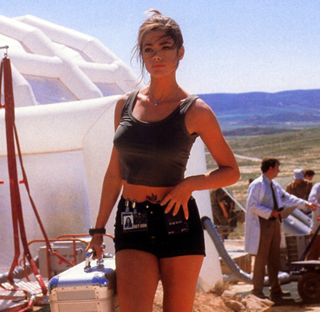 Денис Ричърдс в “The World Is Not Enough” (1999)