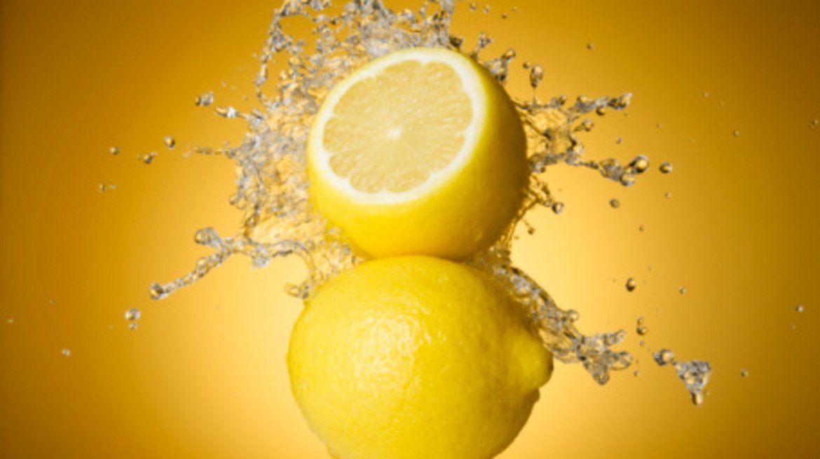 Лимон - 28 калории / 100 гр.
Лимоните са богати на витамин C и противовъзпалителни съединения. Съдържат киселина, която може да помогне за предотвратяването и растежа на рак на гърдата. Съдържат съставки, които са в помощ на храносмилателната система и може да се използват при гадене.