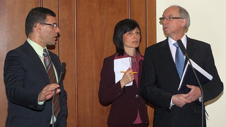 Дянков: "Дай парите!" - Левандовски: "Малко усвоявате и то май за глупости ги харчите!"