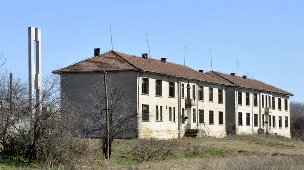 До мястото, където са били старите бараки, през 80-те години са построени тези сгради - наказателна колония за "непослушните" български турци по време на насилственото преименуване