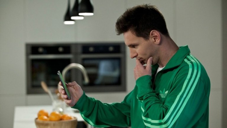 Меси страдаше от проблем с хормона на растежа Когато е бил на 11 години, прякорът му е бил „джуджето“, защото е бил само 1,32 м висок. „Когато бях на 11 години, откриха, че имам проблем с хормона на растежа. Всяка вечер трябваше да забивам игла в краката си. Вечер след вечер, всеки ден от седмицата в рамките на три години. Едва след лечението започнах отново да раста“, признава Меси. Това е и една от причините родителите на Меси да се съгласят на трансфер в Барселона, тъй като тогавашният му отбор Нюелс е отказал да плати 900 долара за лечението.