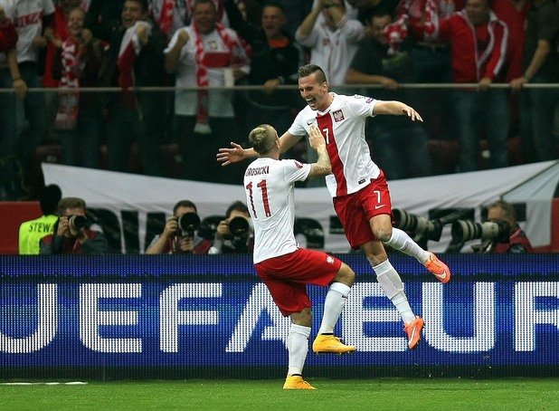 Голмайсторът (вдясно) подлуди стадиона във Варшава.