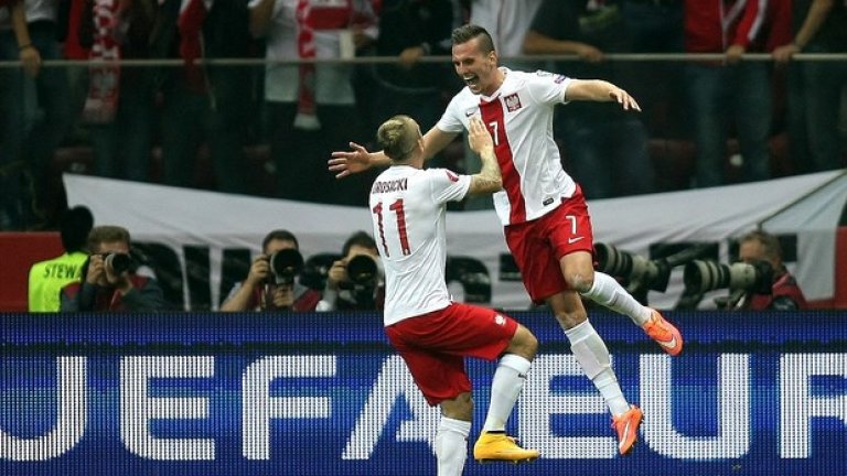 Голмайсторът (вдясно) подлуди стадиона във Варшава.