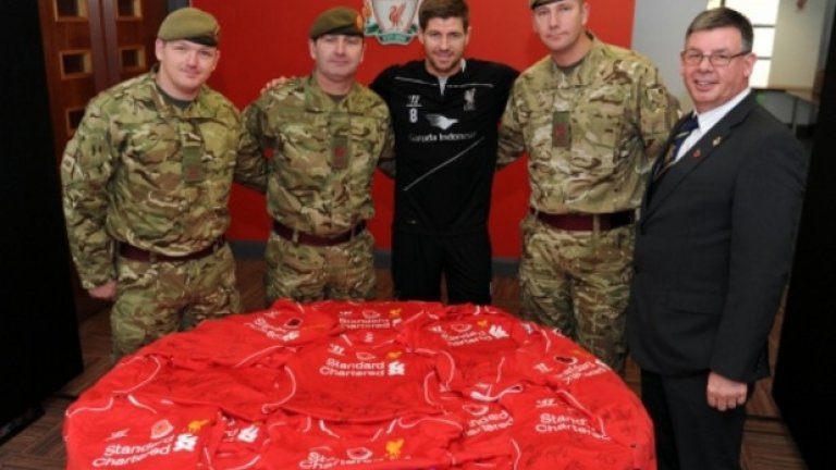 Джерард с представители на Британския кралски легион на базата Мелууд.