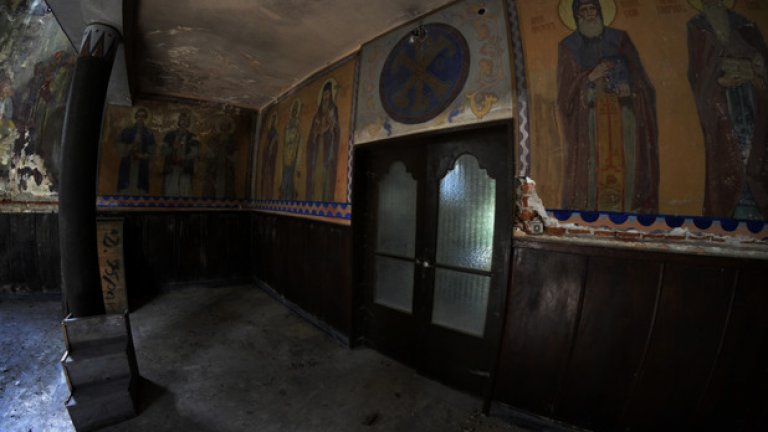 Образите на светците, пазещи църквата, един по един изчезват във Вечността