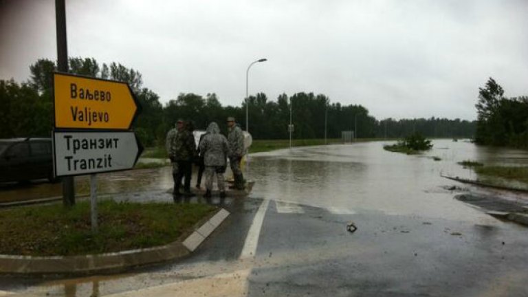 Най-малко 30 души са загинали и 20 000 са евакуирани след наводненията в Сърбия и Босна и Херцеговина