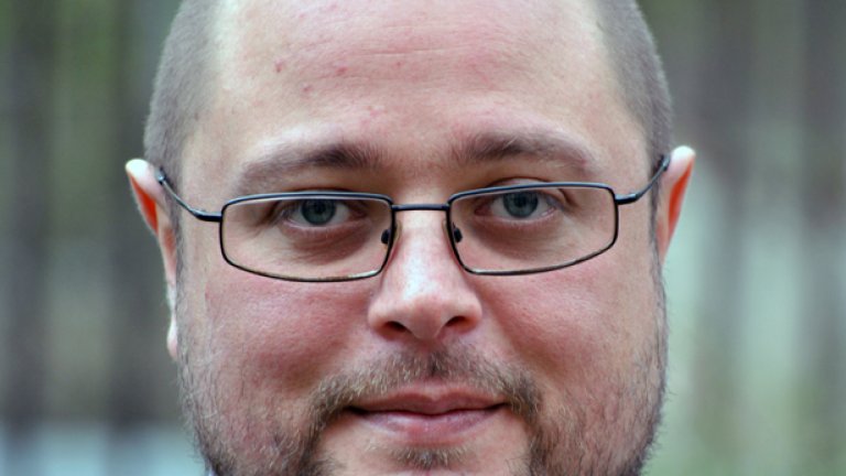 Светлозар Желев е дългогодишен издател, работил в "Колибри" и в "Сиела", настоящ директор на Национален център за книгата към НДК