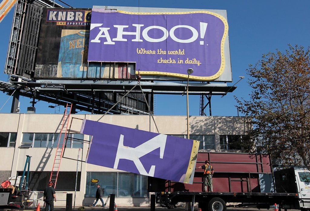 San Francisco Landmark Yahoo Billboard Comes Down