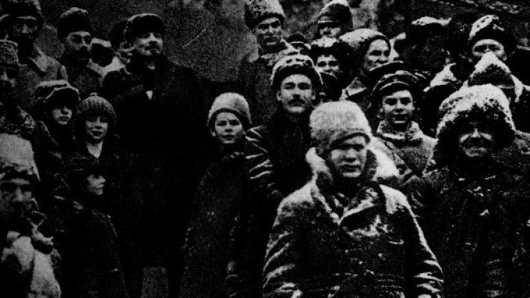 ...Сталин успява да елиминира Троцки дори и от снимките.