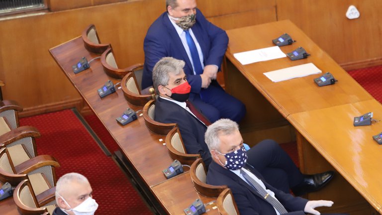 Това са т.нар. пари в плик за сътрудници и консултанти, които народните представители са пропуснали да замразят