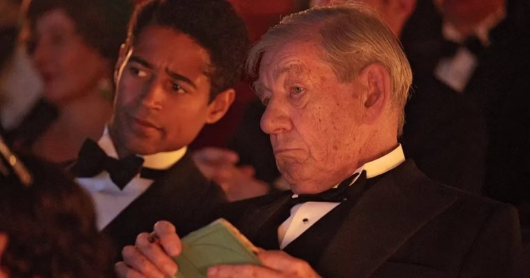 В новия си филм Иън Маккелан играе нещо като злодей и очевидно е много доволен от този факт.