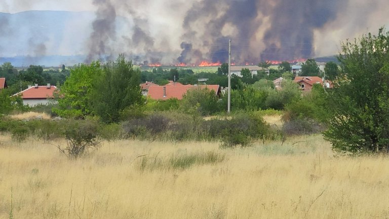 Пожар гори в близост до бензиностанция на АМ "Тракия" (СНИМКИ)