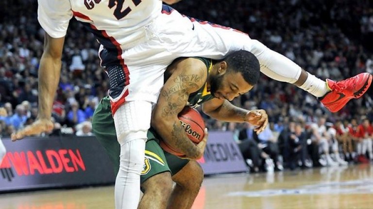 И пак колежански баскетбол, този път култов сблъсък между Ерик Маклелънд от Гонзага Стейт и Кори Хилиър от Сан Франсиско.