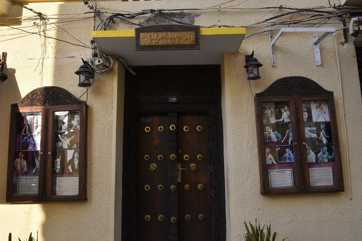 Днес родният дом на Фреди Меркюри в Стоун Таун, Занзибар е известен хотел, привличащ тълпи от туристи