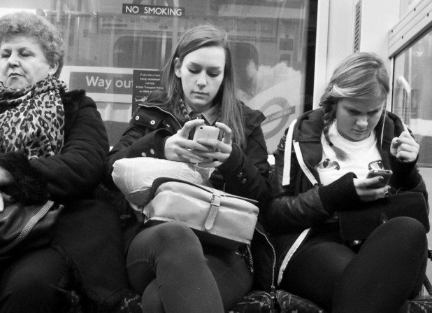 От няколко години насам най-интересното нещо в метрото е смартфонът