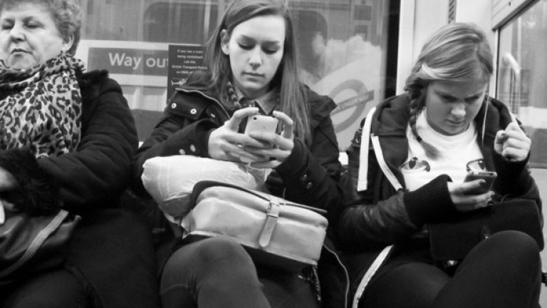 От няколко години насам най-интересното нещо в метрото е смартфонът