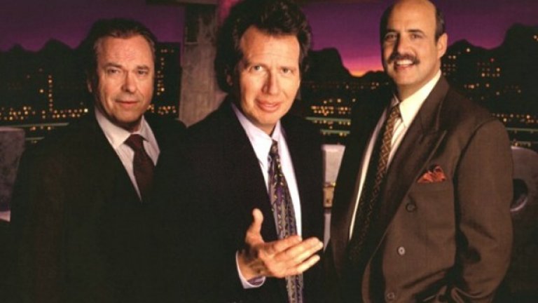 10. The Larry Sanders Show/Шоуто на Лари Сандърс
Това шоу e изпреварилo времето си. Лари е водещ на най-известното нощно телевизионно шоу. Премеждията и интригите зад кулисите са много. На всичкото отгоре Сандърс трябва да изпълнява всичките прищевки на капризните си гости.