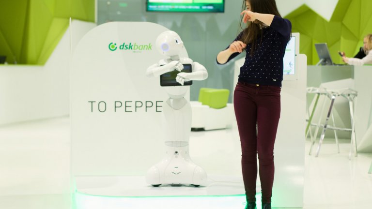Pepper танцува, напътства и консултира клиентите на банка ДСК