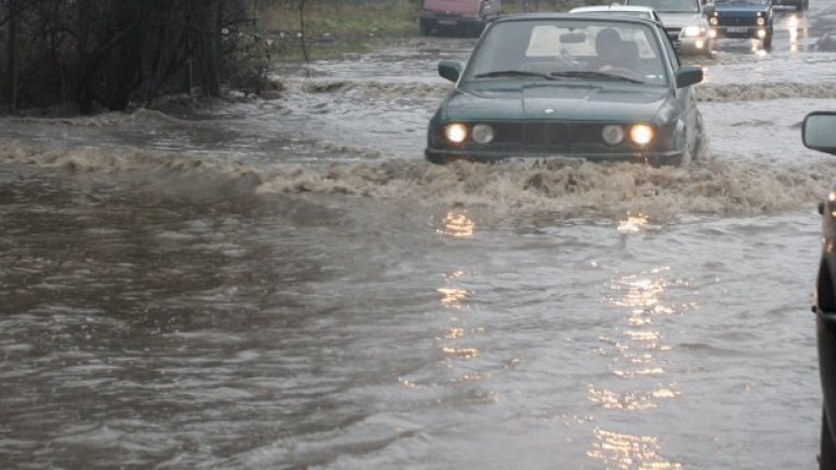 Пороен дъжд наводни Бургас и Дупница