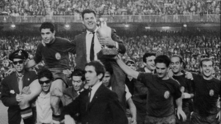 1960: Франко спира Испания от мача с СССР

Крайно дясната диктатура на Франко в Испания също оставя своя отпечатък върху футбола. В четвъртфитналите за Евро-60, които тогава се играят на разменено гостуване, генералисимусът забранява на националния отбор да пътува за мача със Съветския съюз. Причината е, че режимът на Кремъл е подкрепял Втората испанска република в гражданската война, и оттогава отношенията между Москва и Мадрид са обтегнати. В резултат на това Испания се оттегля от европейското, което води до огромно огорчение за запалянковците и в двете страни. 
Четири години по-късно финалът на Евро-64 в Мадрид отново противопоставя тези два отбора. Този пък Франко разрешава на сънародниците си да излязат на „Сантяго Бернабеу”, а испанците печелят с 2:1. Тази европейската титла от 1964 г. дълго време остава единствения голям трофей във витрината на „ла фурия”.
