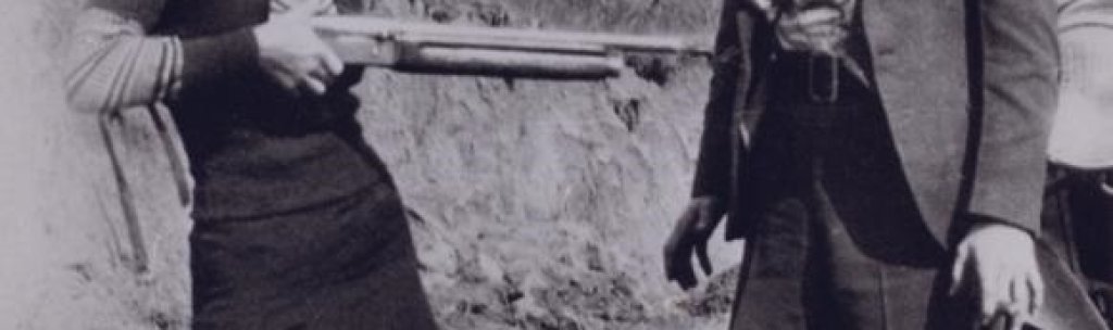 Bonnie_apuntant_de_broma_a_Clyde_amb_una_escopeta
